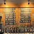 Pared de cañones de cerveza en el Skål Beer Hall