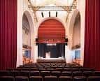 Interior del Teatro del Carmen con escenario y butacas vacías