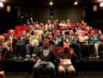 Audiencia sentada en el cine durante un evento o proyección