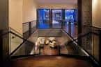 Escalera interior con barandillas de vidrio y diseño contemporáneo en el lobby