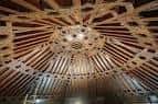Vista del techo de madera con estructura radial y detalles ornamentales