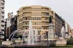 Vista panorámica de la Plaza de Guzmán el Bueno con fuente central y edificios circundantes