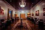 Sala privada del Times Ten Cellars con decoración elegante y lámparas de techo