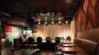 Interior del Clock-Out Lounge con barra y zona de mesas