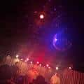 Escenario con luces de discoteca y ambiente festivo