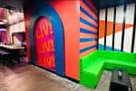 Interior colorido de LIV Houston con decoración vibrante y zona de asientos
