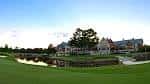 Panorámica del campo de golf con el edificio principal al fondo
