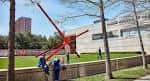 Escultura roja en el jardín exterior del museo bajo cielo despejado