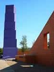 Vista exterior del Latino Cultural Center con torre morada y fachada de ladrillo
