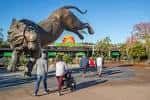 Entrada principal del San Diego Zoo con escultura de león y visitantes