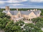 Vista aérea del complejo de la iglesia con arquitectura gótica y jardines circundantes
