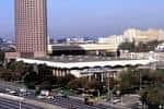 Vista exterior del Dallas Market Hall con su distintiva arquitectura y entorno urbano