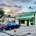 Fachada exterior del local The Green Elephant al atardecer