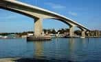 El Itchen Bridge durante el día, mostrando su estructura moderna sobre el río
