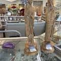 Exhibición de estatuas de madera en el interior de MAM Resale Store