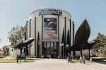 Fachada principal del Museo de Aire y Espacio con exhibición de aeronaves al aire libre