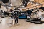 Interior del museo mostrando la cápsula espacial y otras exhibiciones históricas