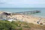 Vista panorámica del muelle de Boscombe desde la colina con playa y mar