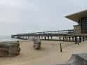 Muelle de Boscombe visto desde la arena con estructuras rocosas en primer plano