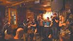 Interior del Blue Moon Tavern con banda en vivo y público disfrutando