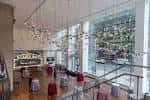 Espacio interior moderno con iluminación decorativa y zona de recepción