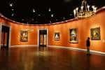 Interior de una sala de exposiciones del Museo Meadows con cuadros colgados