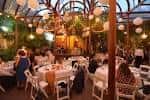 Interior del jardín de cristal con mesas decoradas para una boda