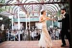 Boda al aire libre bajo estructura metálica con decoración floral