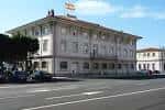 Vista exterior de la Comandancia Naval de Santander con bandera española