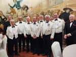 Grupo de oficiales en traje de gala durante un evento formal en el interior del edificio