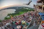 Terraza exterior del Oasis on Lake Travis llena de comensales durante el atardecer