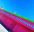 Fachada exterior del local Eighteen Ten Ojeman con su distintiva señalización rosa y verde