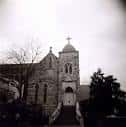 Fachada exterior de la iglesia con su torre central