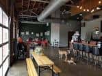 Interior del Crown Station Coffee House & Pub con barra y zona de mesas