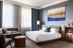 Habitación estándar del hotel con cama king-size, decoración moderna y vista a la ciudad