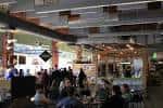 Interior del mercado con ambiente animado y puestos de comida