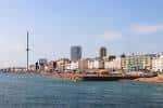 Vista panorámica del frente marítimo de Brighton con el horizonte urbano y el mar