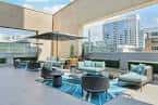 Terraza exterior con mobiliario de lujo y vista a la ciudad