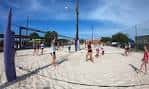 Partido de voleibol playa al aire libre bajo cielo azul despejado
