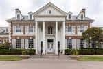 Vista frontal de The Mansion Austin con columnas blancas y fachada neoclásica