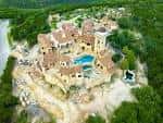 Vista aérea del Kodosky Manor con piscina y jardines circundantes
