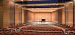 Escenario vacío con piano en el centro del auditorio