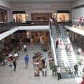 Interior del atrio principal con escaleras mecánicas y tiendas