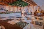 Salón principal con suelo de baldosas blancas y negras y decoración floral colgante