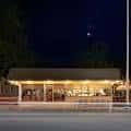 Vista nocturna del exterior de Toasty Badger en Austin