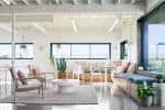 Área de descanso interior con sofás, plantas y diseño minimalista