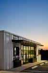 Fachada exterior del edificio al atardecer con arquitectura contemporánea
