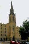 Fachada principal de la iglesia con torre y detalles arquitectónicos