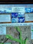 Panel informativo con mapa del parque Great Hills