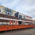 Fachada exterior del Bierstadt Lagerhaus con mural artístico